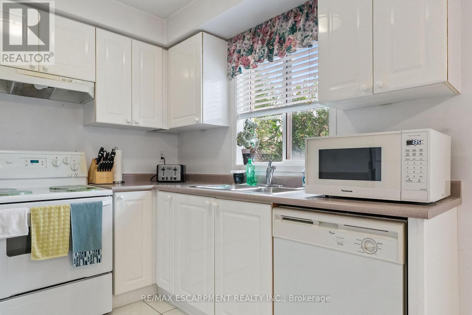 16 Whiteface Crescent, Brampton, ON - Indoor Photo Showing Kitchen With Double Sink