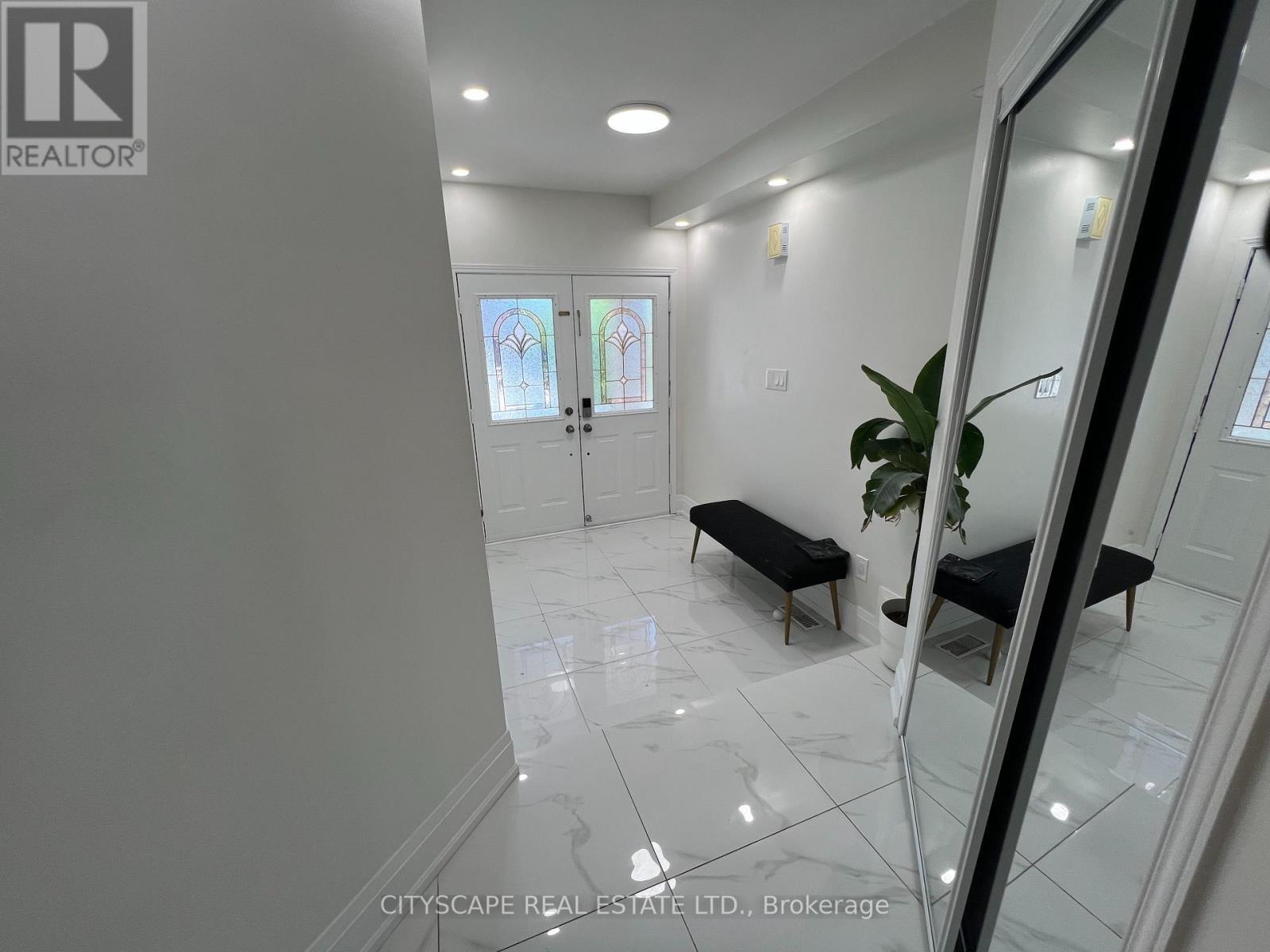 637 Dolly Bird Lane, Mississauga, ON - Indoor Photo Showing Other Room