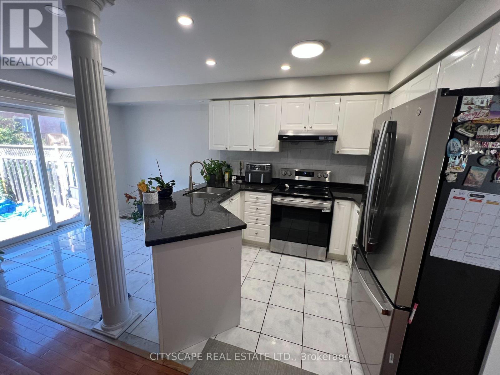 637 Dolly Bird Lane, Mississauga, ON - Indoor Photo Showing Kitchen With Double Sink