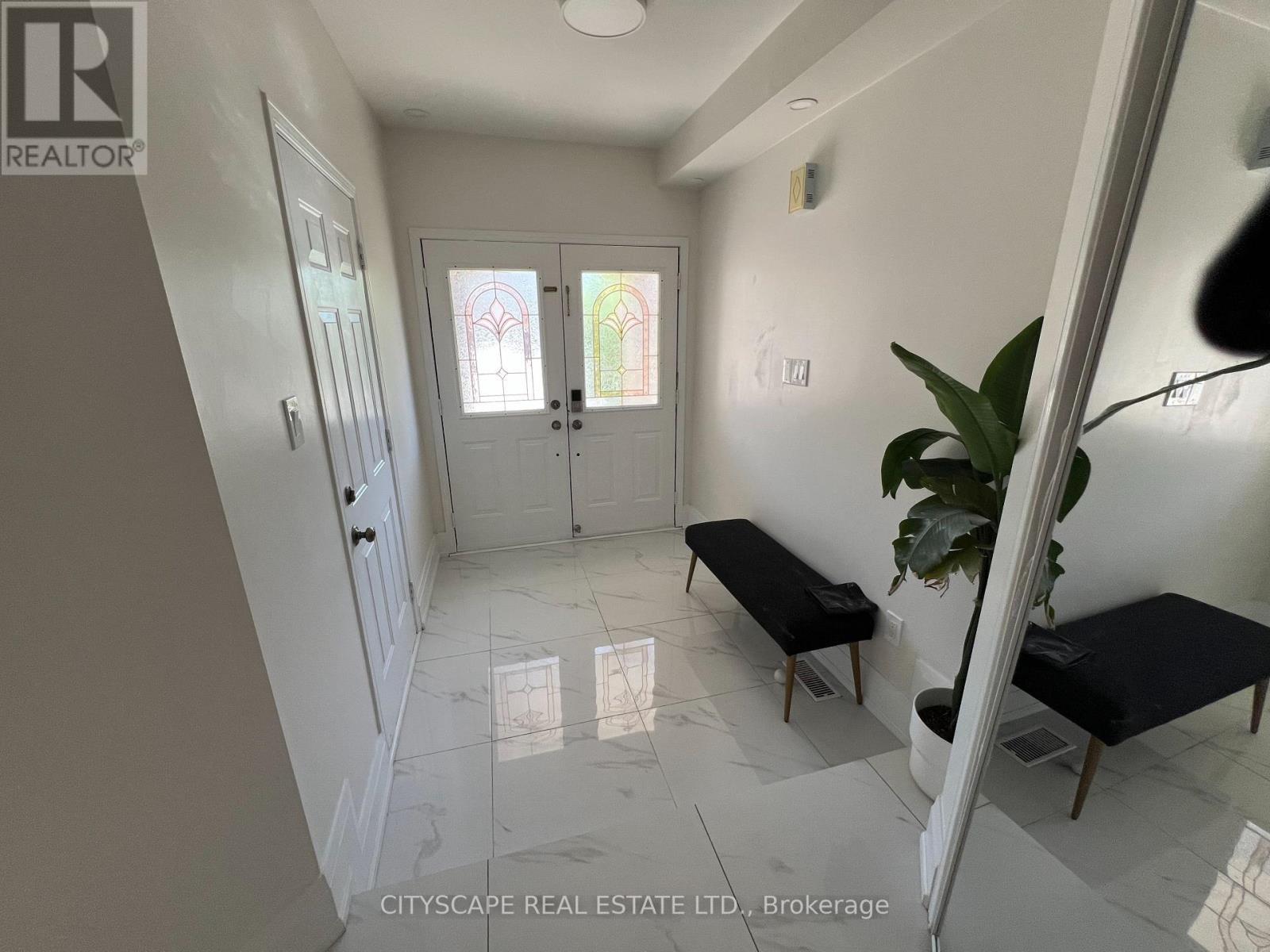 637 Dolly Bird Lane, Mississauga, ON - Indoor Photo Showing Other Room