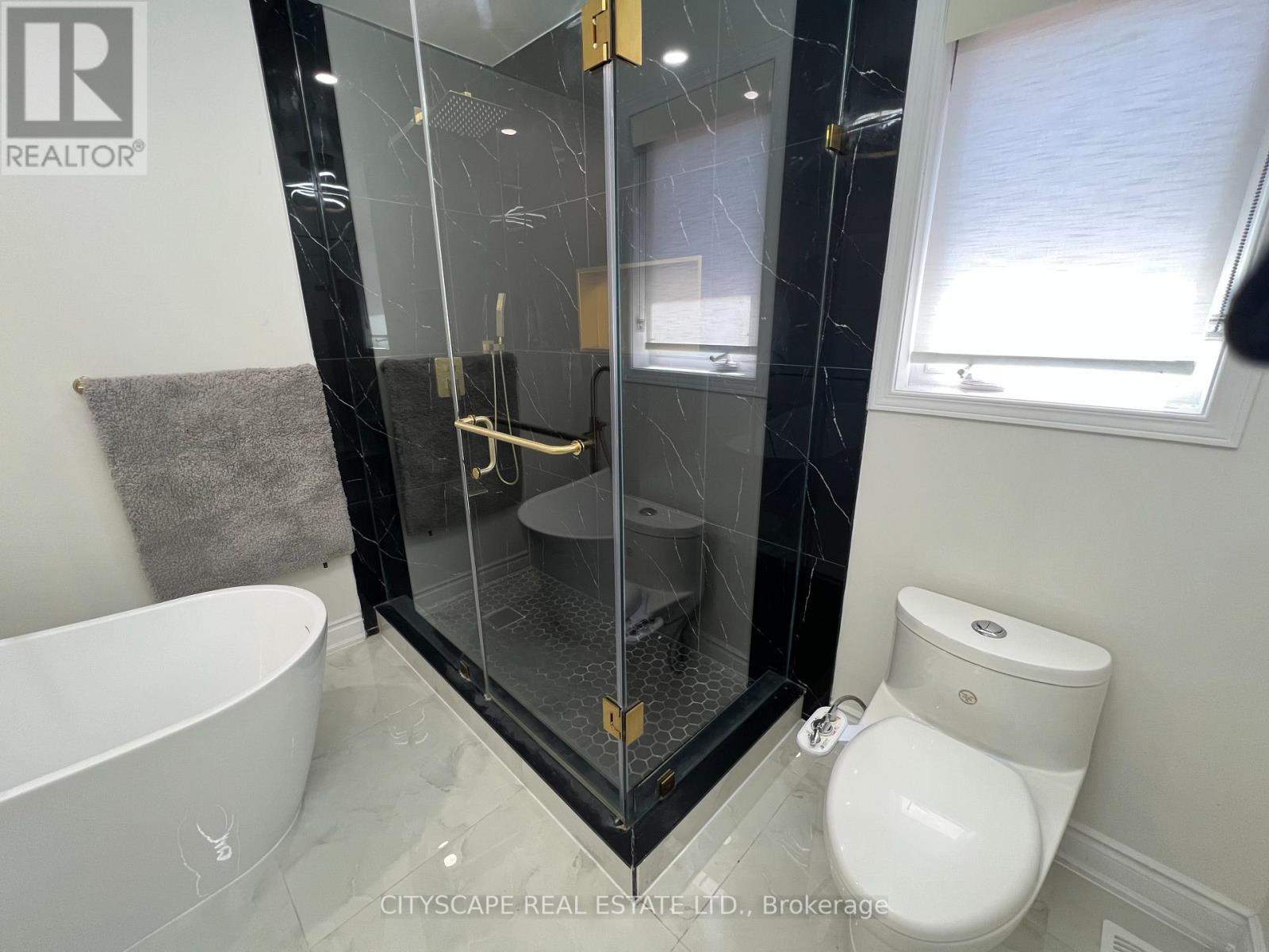 637 Dolly Bird Lane, Mississauga, ON - Indoor Photo Showing Bathroom