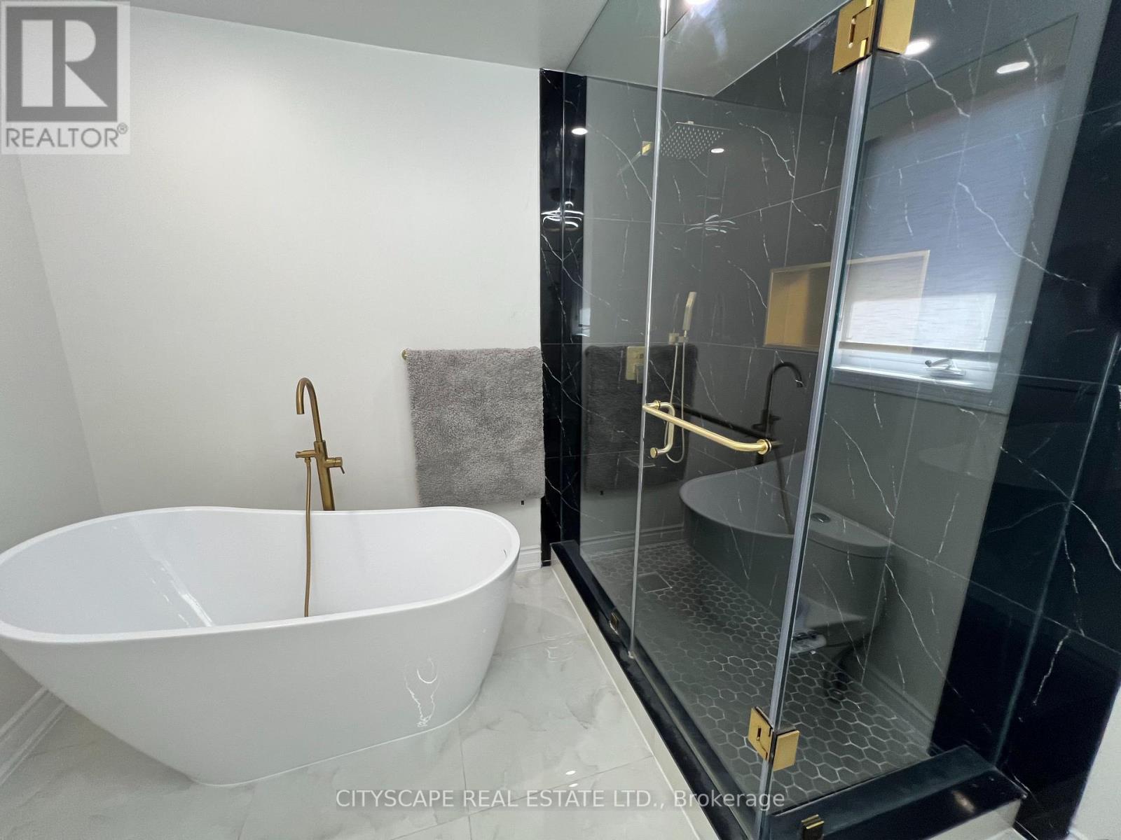 637 Dolly Bird Lane, Mississauga, ON - Indoor Photo Showing Bathroom