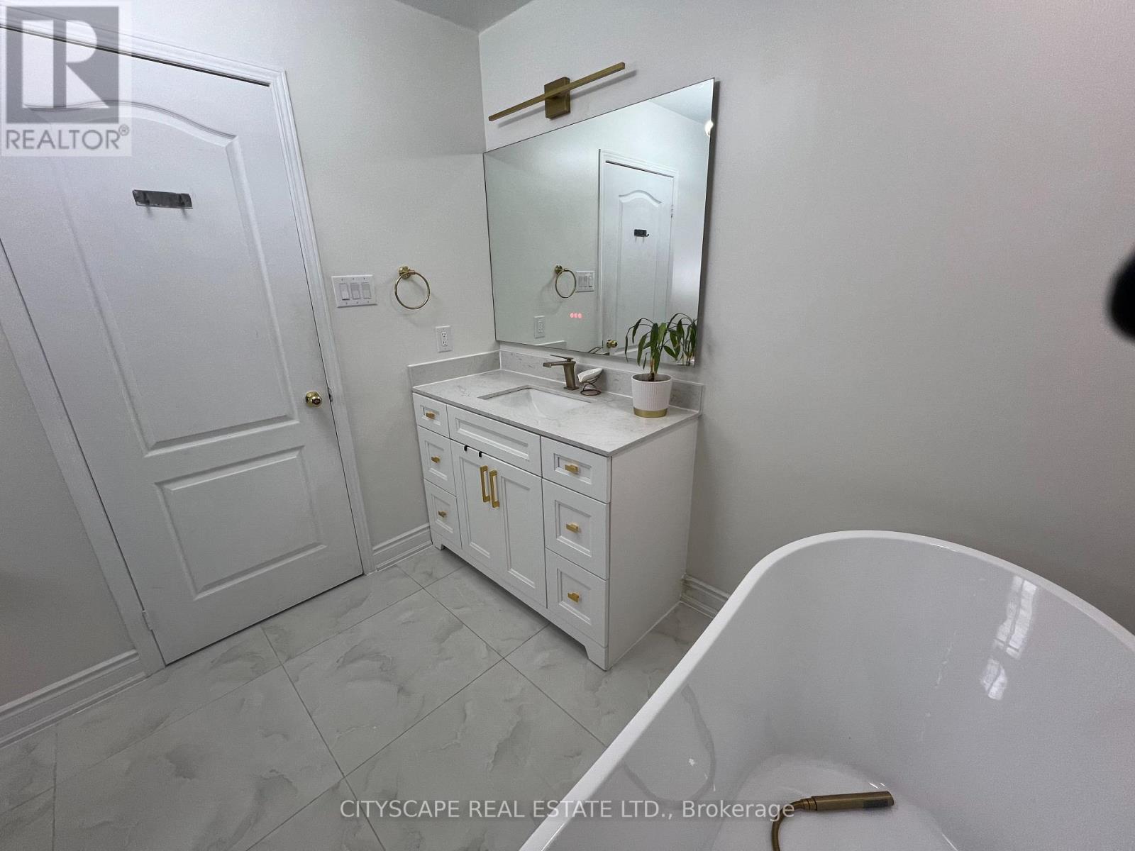637 Dolly Bird Lane, Mississauga, ON - Indoor Photo Showing Bathroom
