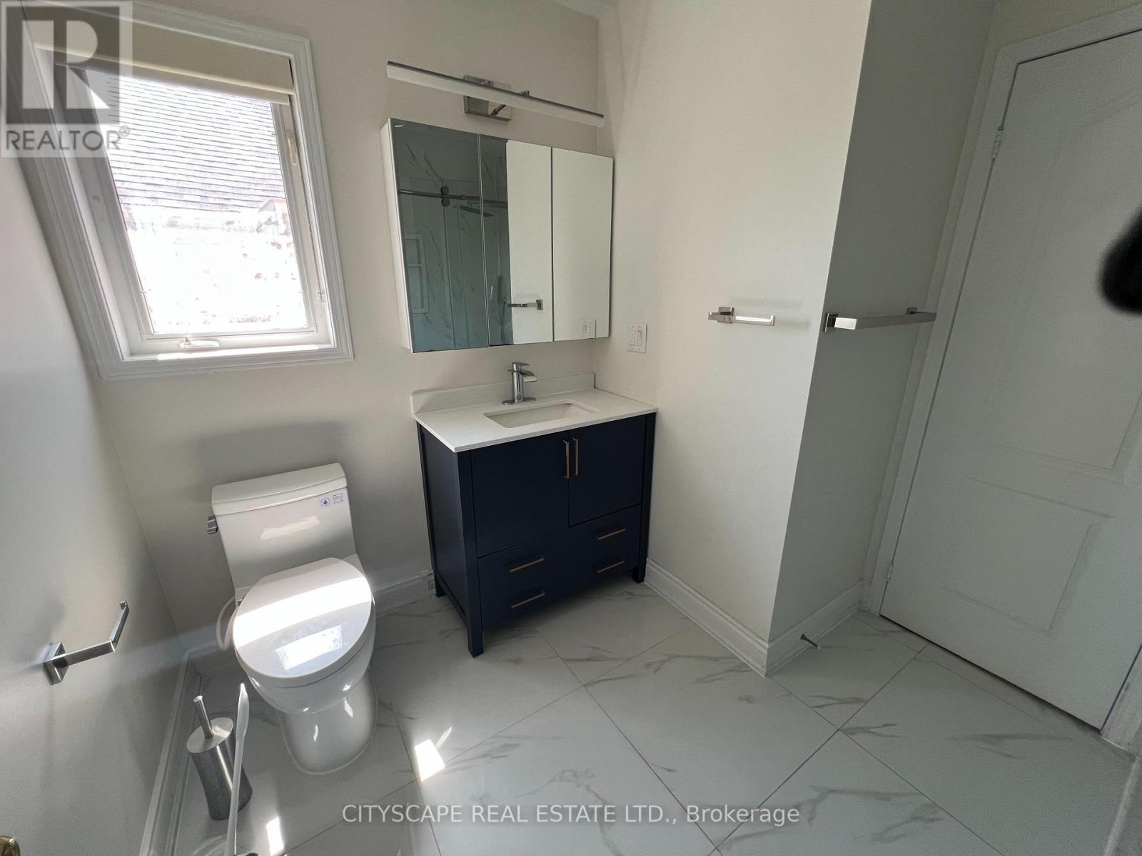 637 Dolly Bird Lane, Mississauga, ON - Indoor Photo Showing Bathroom