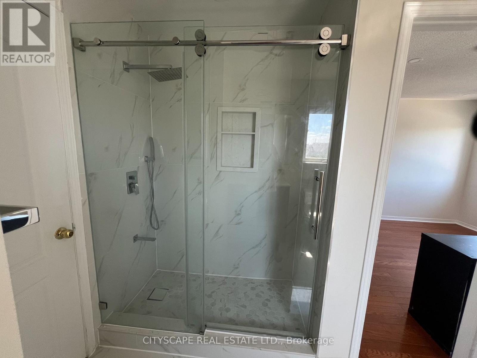 637 Dolly Bird Lane, Mississauga, ON - Indoor Photo Showing Bathroom