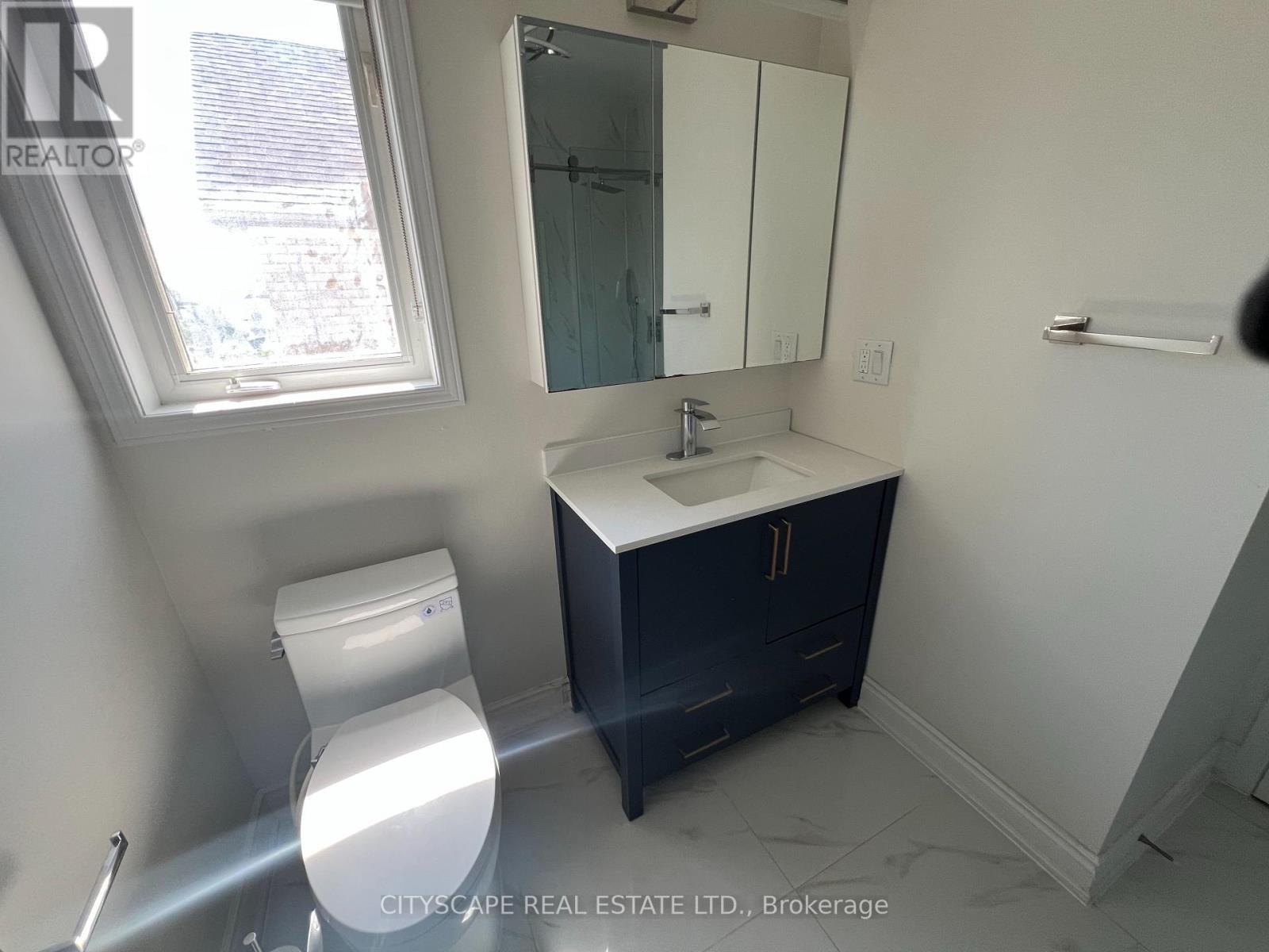 637 Dolly Bird Lane, Mississauga, ON - Indoor Photo Showing Bathroom
