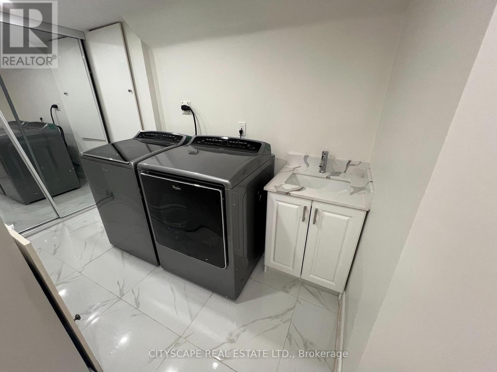 637 Dolly Bird Lane, Mississauga, ON - Indoor Photo Showing Laundry Room