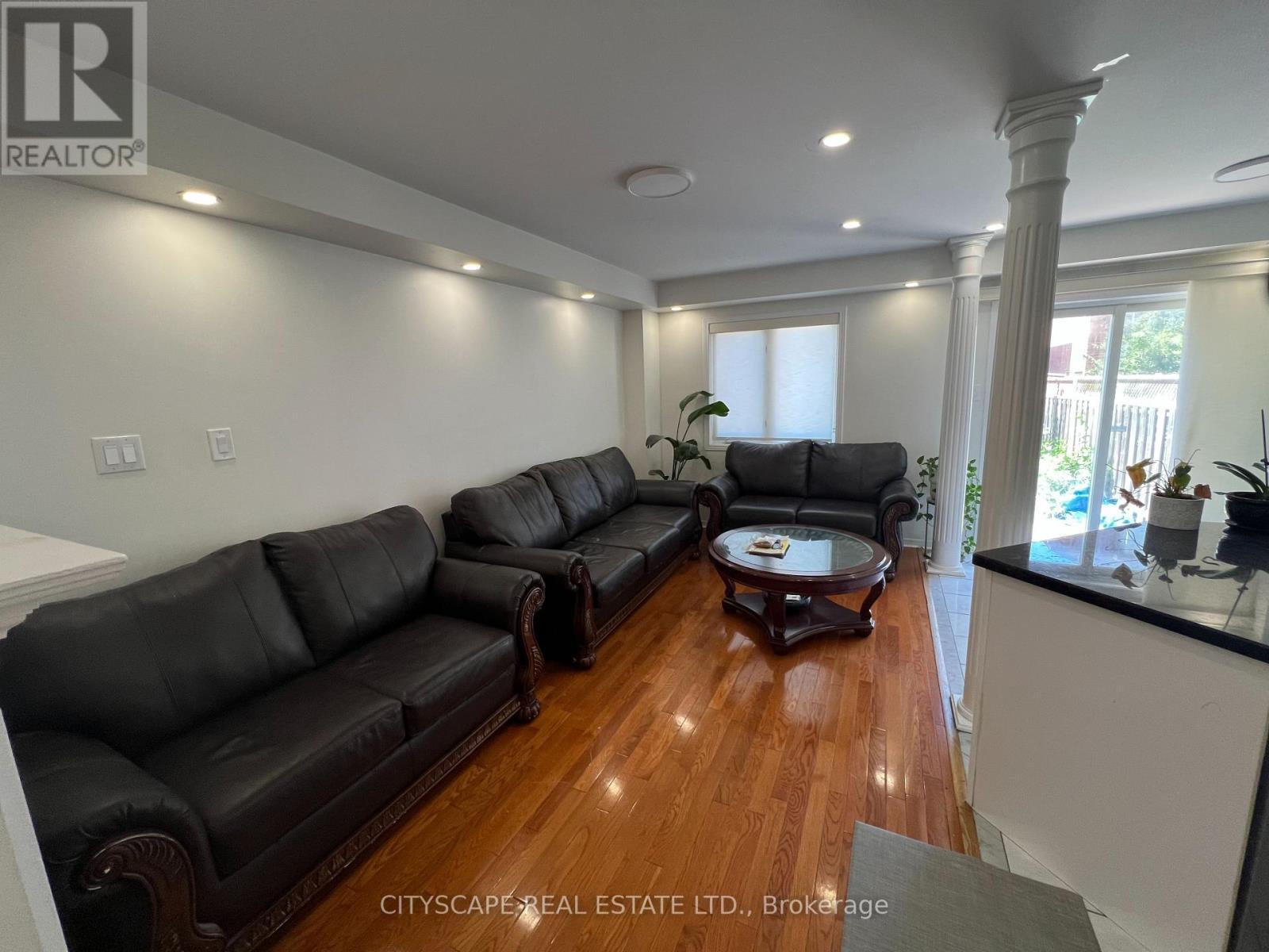 637 Dolly Bird Lane, Mississauga, ON - Indoor Photo Showing Living Room