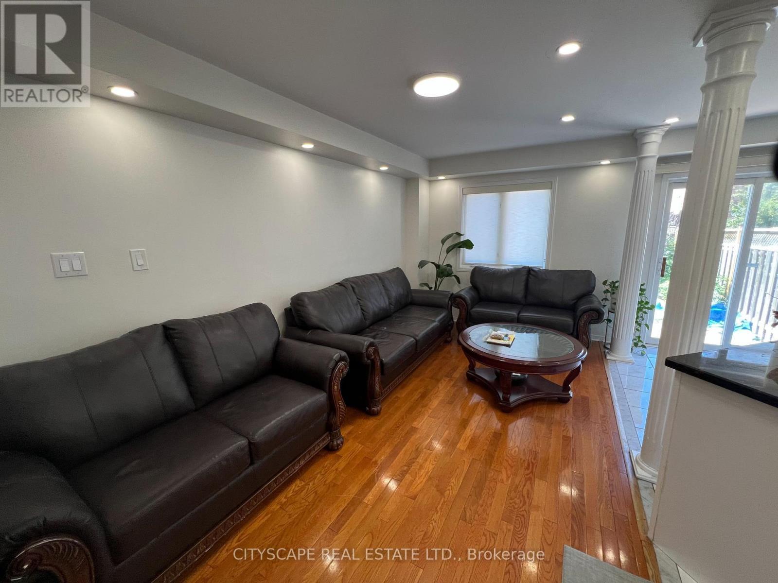 637 Dolly Bird Lane, Mississauga, ON - Indoor Photo Showing Living Room