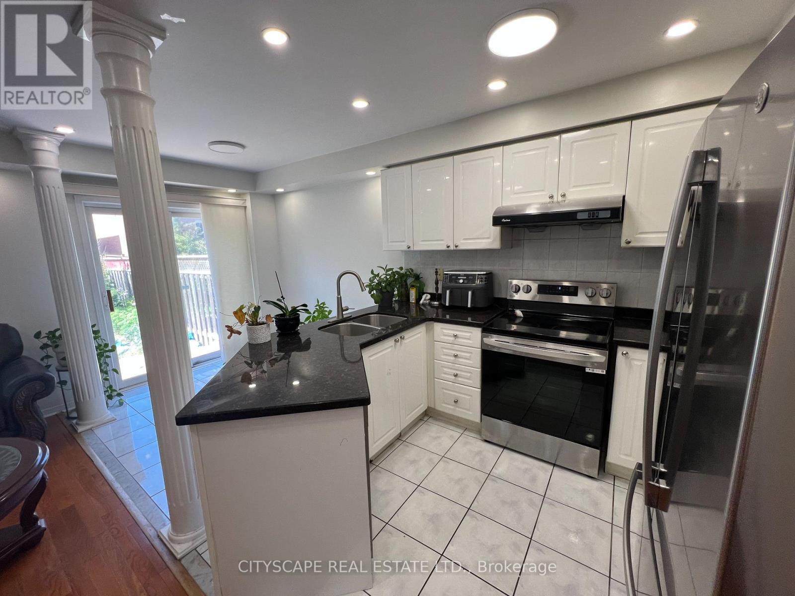 637 Dolly Bird Lane, Mississauga, ON - Indoor Photo Showing Kitchen With Double Sink