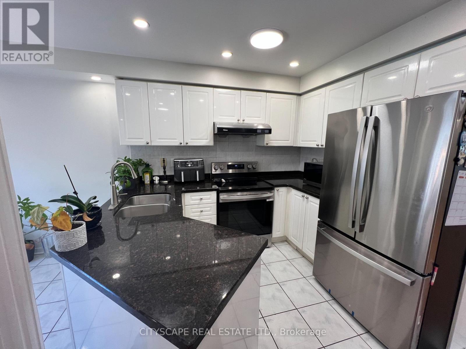 637 Dolly Bird Lane, Mississauga, ON - Indoor Photo Showing Kitchen With Double Sink