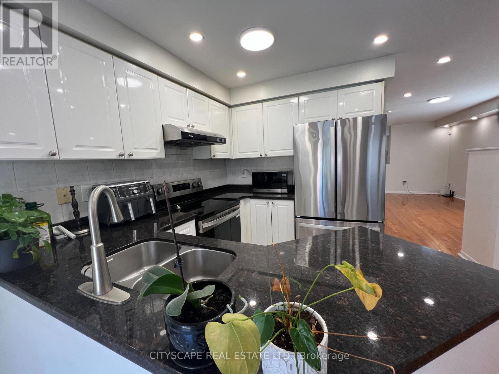 637 Dolly Bird Lane, Mississauga, ON - Indoor Photo Showing Kitchen With Double Sink