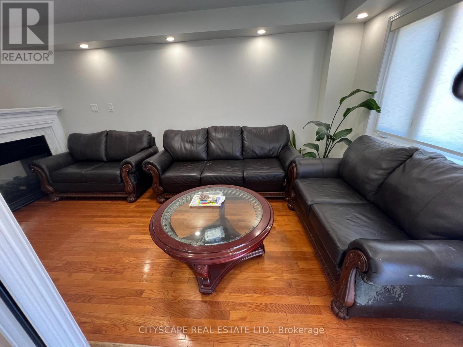 637 Dolly Bird Lane, Mississauga, ON - Indoor Photo Showing Living Room