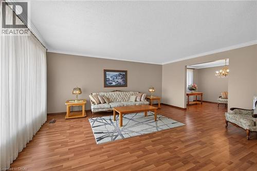 39 Algonquin Court, Hamilton, ON - Indoor Photo Showing Living Room