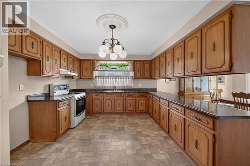 39 Algonquin Court, Hamilton, ON - Indoor Photo Showing Kitchen