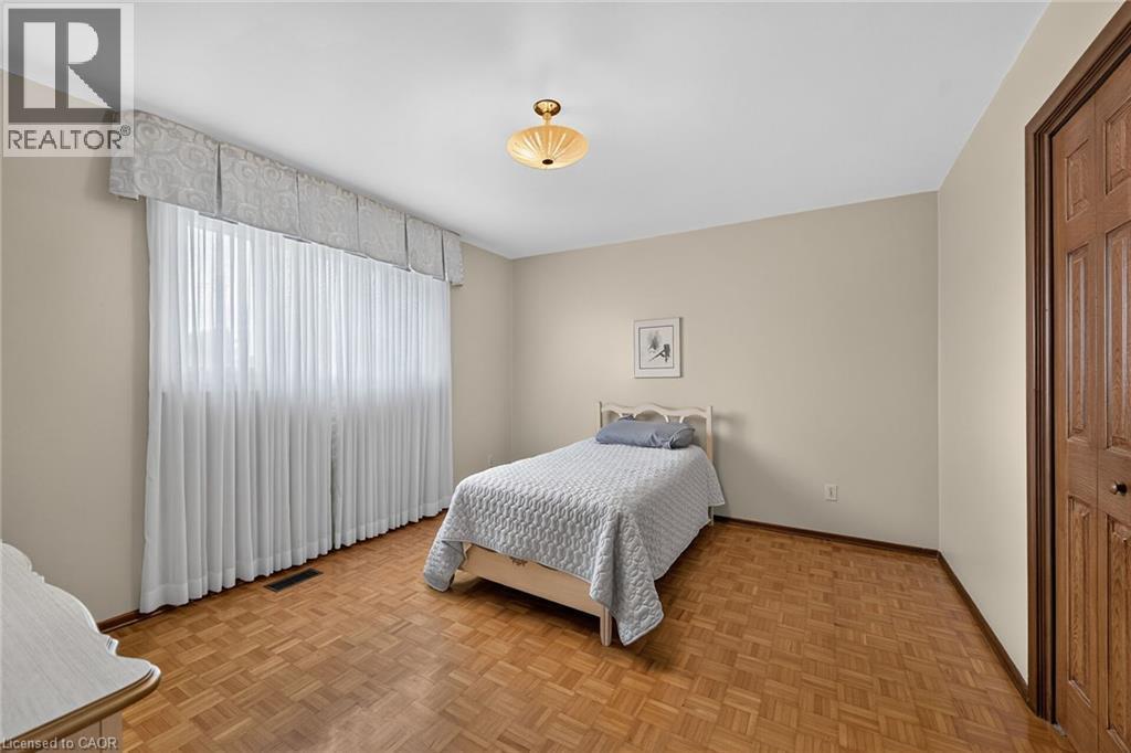 39 Algonquin Court, Hamilton, ON - Indoor Photo Showing Bedroom