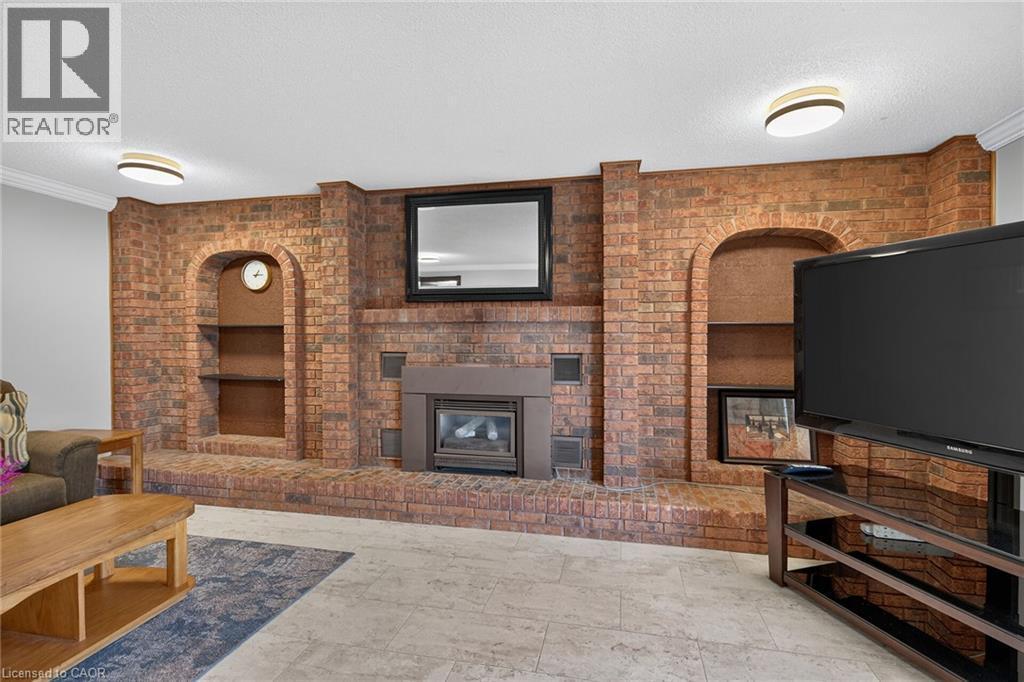 39 Algonquin Court, Hamilton, ON - Indoor Photo Showing Living Room With Fireplace