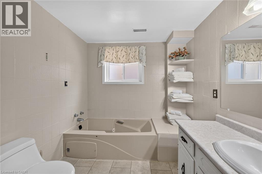39 Algonquin Court, Hamilton, ON - Indoor Photo Showing Bathroom