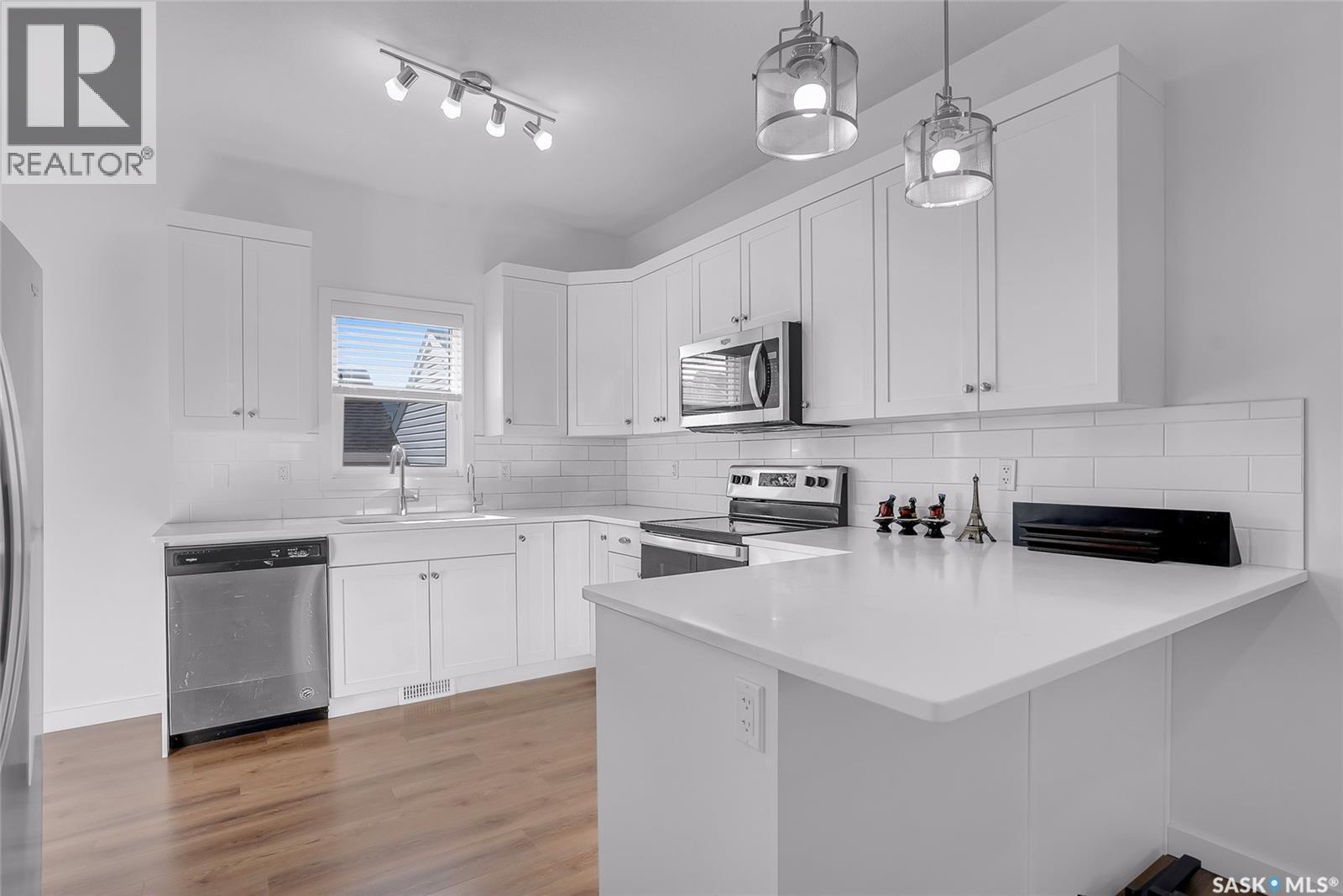404 Underhill Road, Saskatoon, SK - Indoor Photo Showing Kitchen With Stainless Steel Kitchen With Upgraded Kitchen