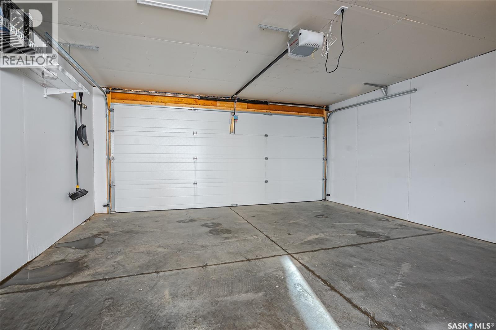 404 Underhill Road, Saskatoon, SK - Indoor Photo Showing Garage