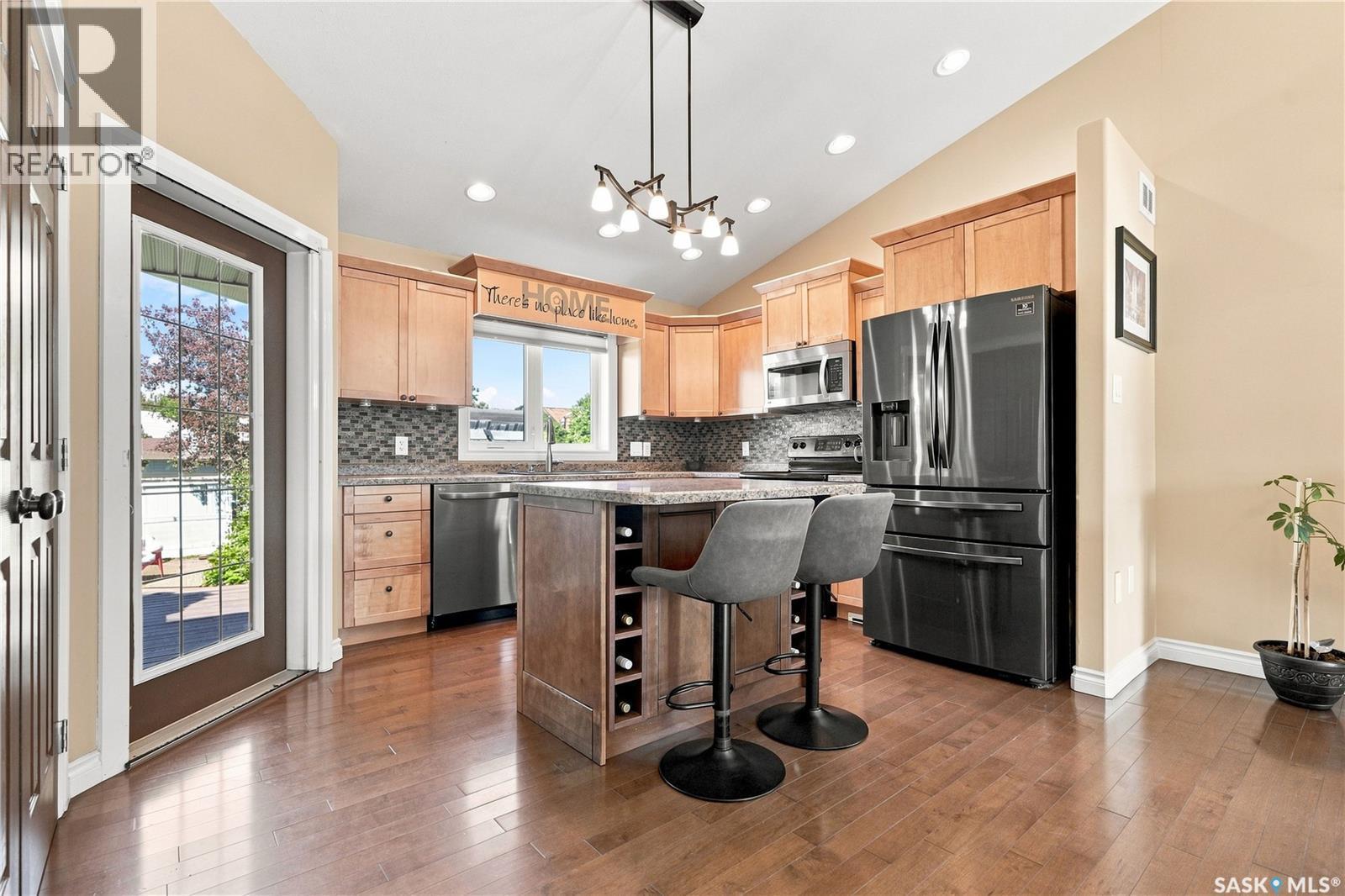 506 Antler Crescent, Warman, SK - Indoor Photo Showing Kitchen With Upgraded Kitchen