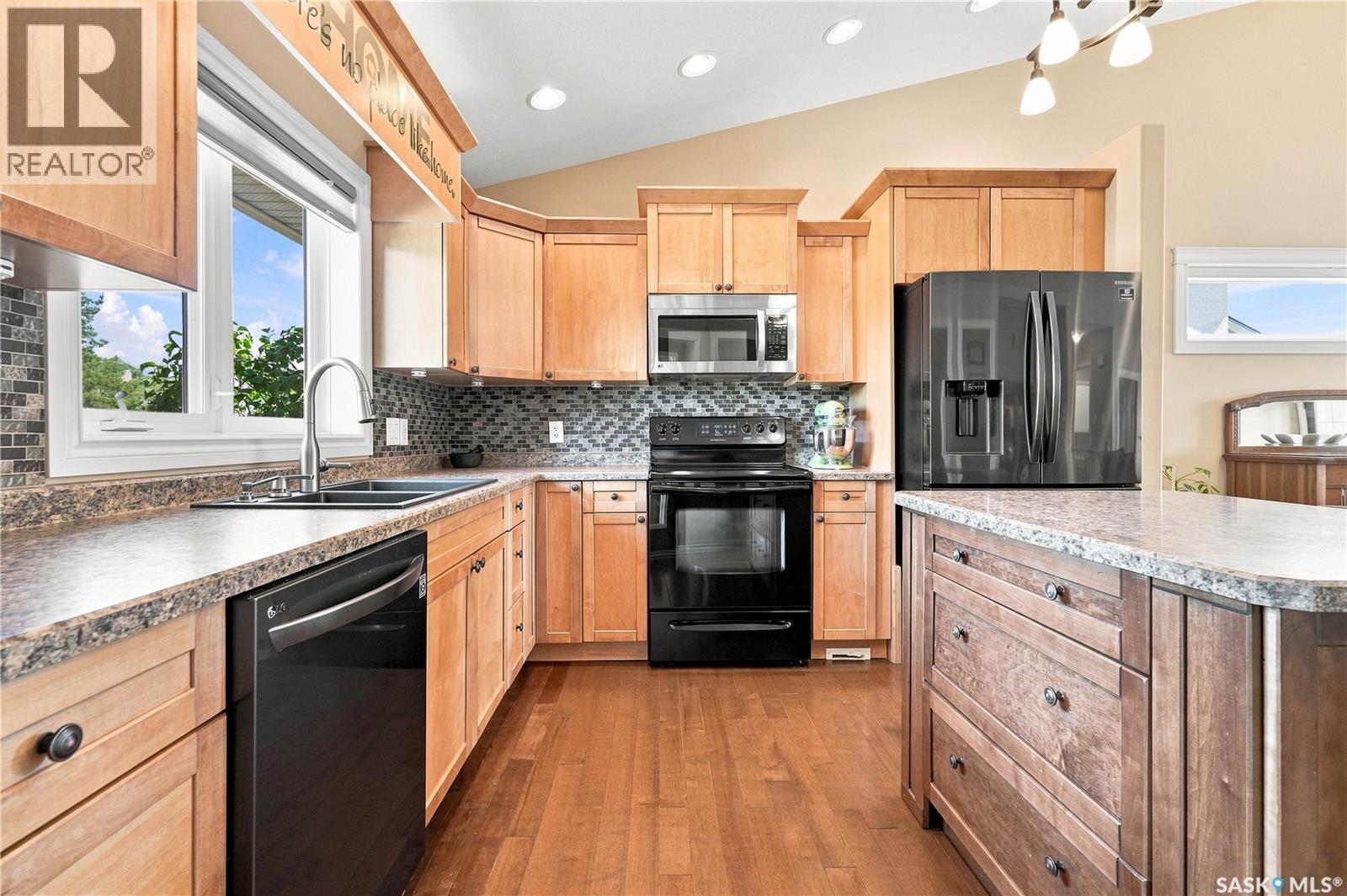 506 Antler Crescent, Warman, SK - Indoor Photo Showing Kitchen With Double Sink