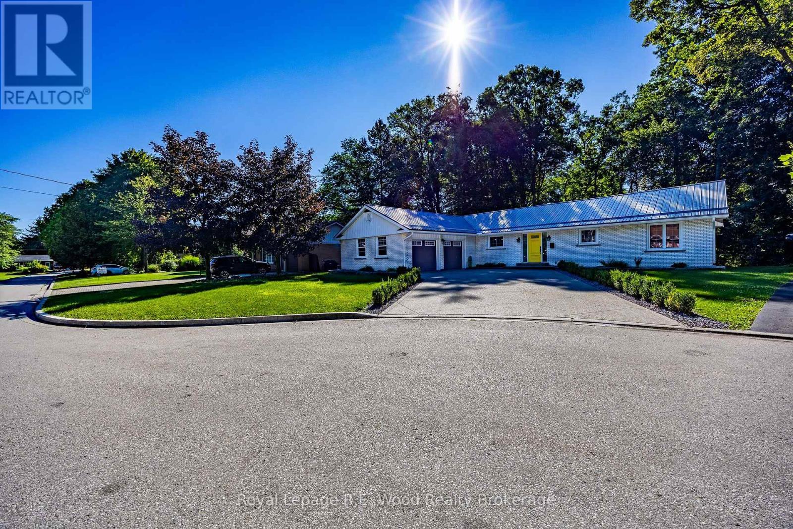 6 Highland Drive, Tillsonburg, ON - Outdoor With Facade
