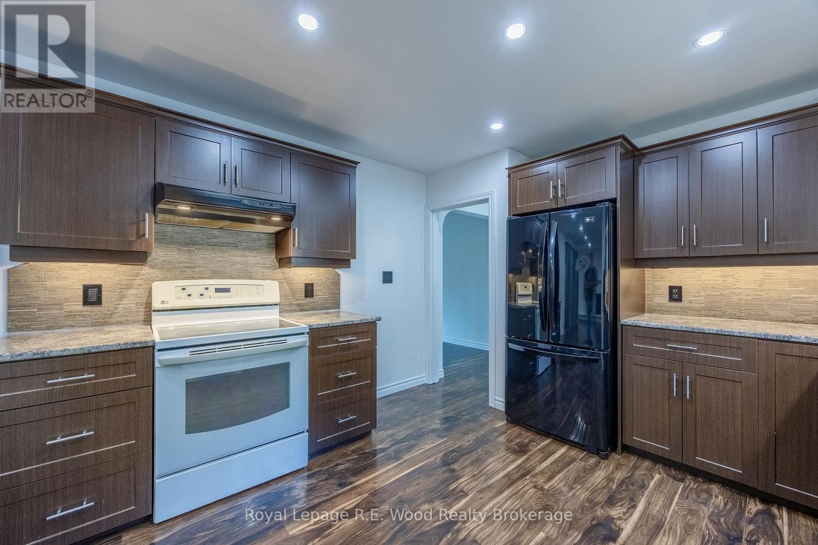 6 Highland Drive, Tillsonburg, ON - Indoor Photo Showing Kitchen
