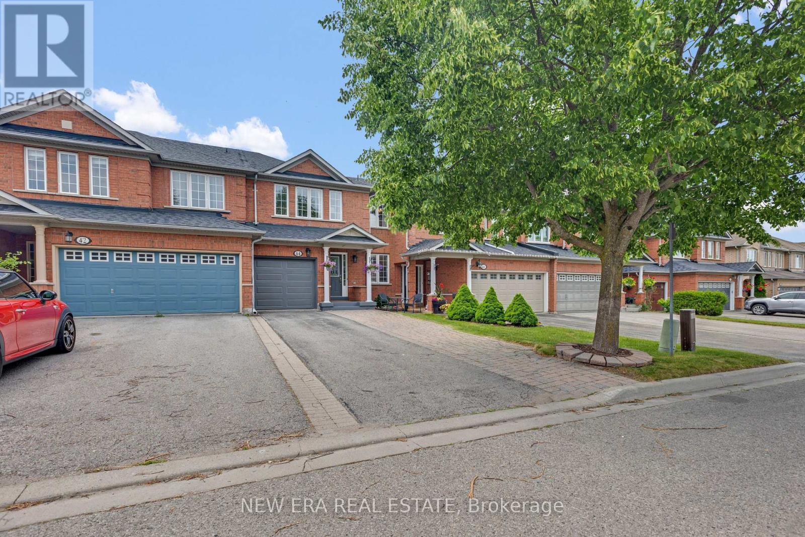 44 Millcliff Circle, Aurora, ON - Outdoor With Facade