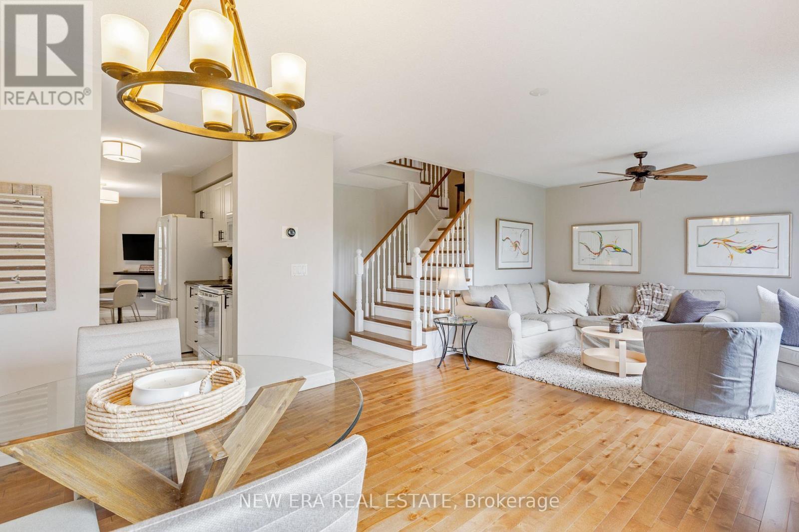 44 Millcliff Circle, Aurora, ON - Indoor Photo Showing Living Room