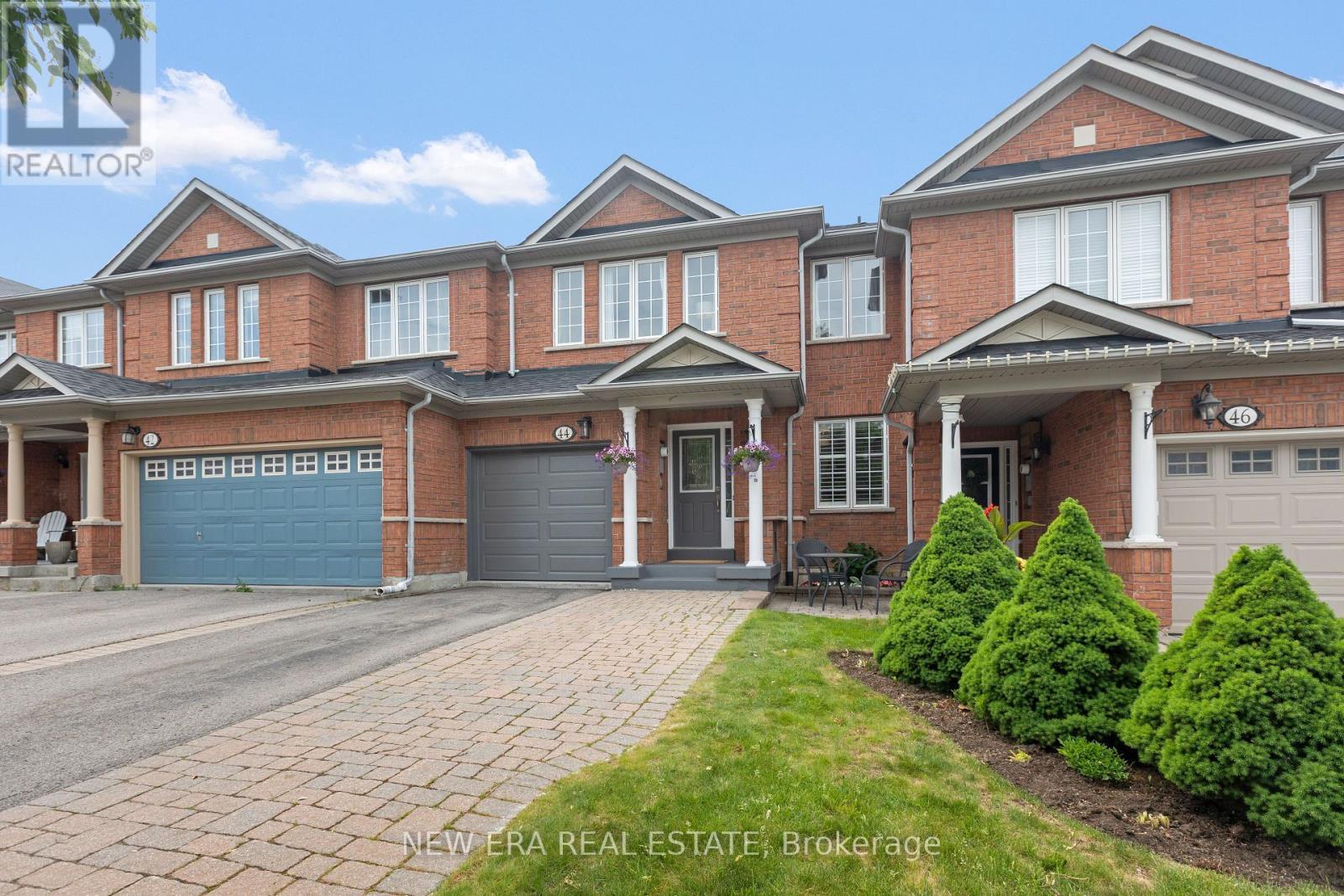 44 Millcliff Circle, Aurora, ON - Outdoor With Facade