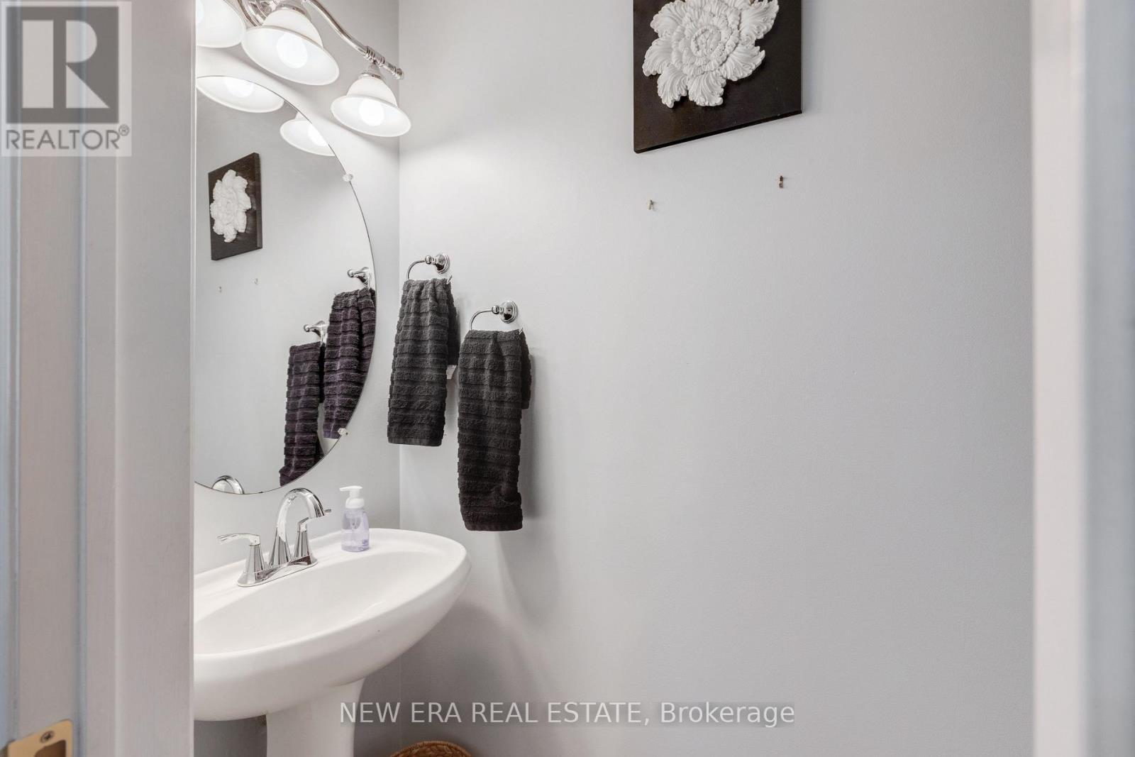 44 Millcliff Circle, Aurora, ON - Indoor Photo Showing Bathroom