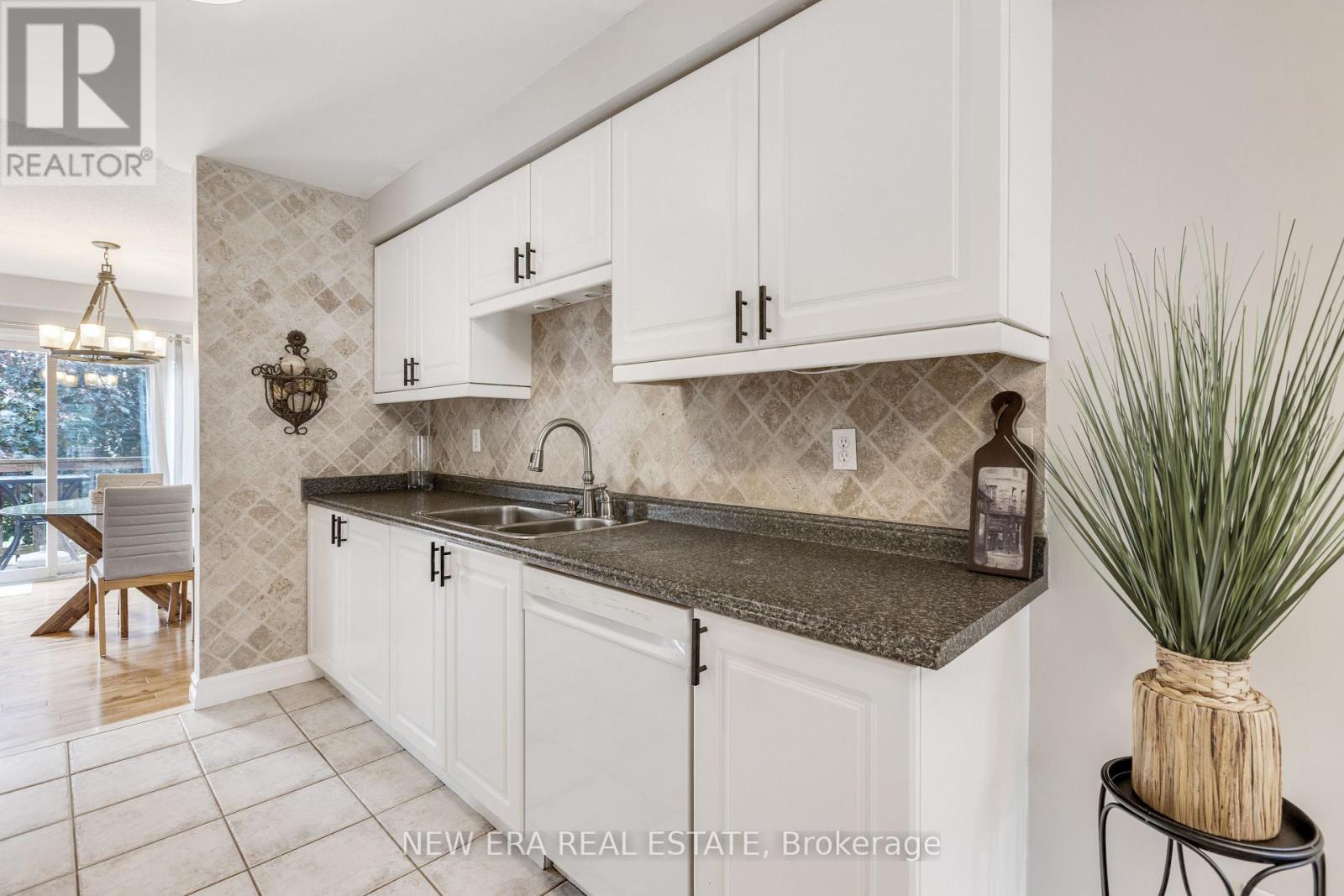 44 Millcliff Circle, Aurora, ON - Indoor Photo Showing Kitchen With Double Sink