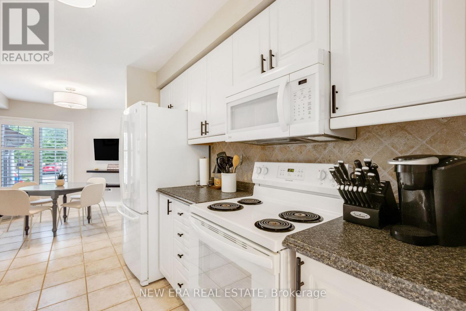 44 Millcliff Circle, Aurora, ON - Indoor Photo Showing Kitchen