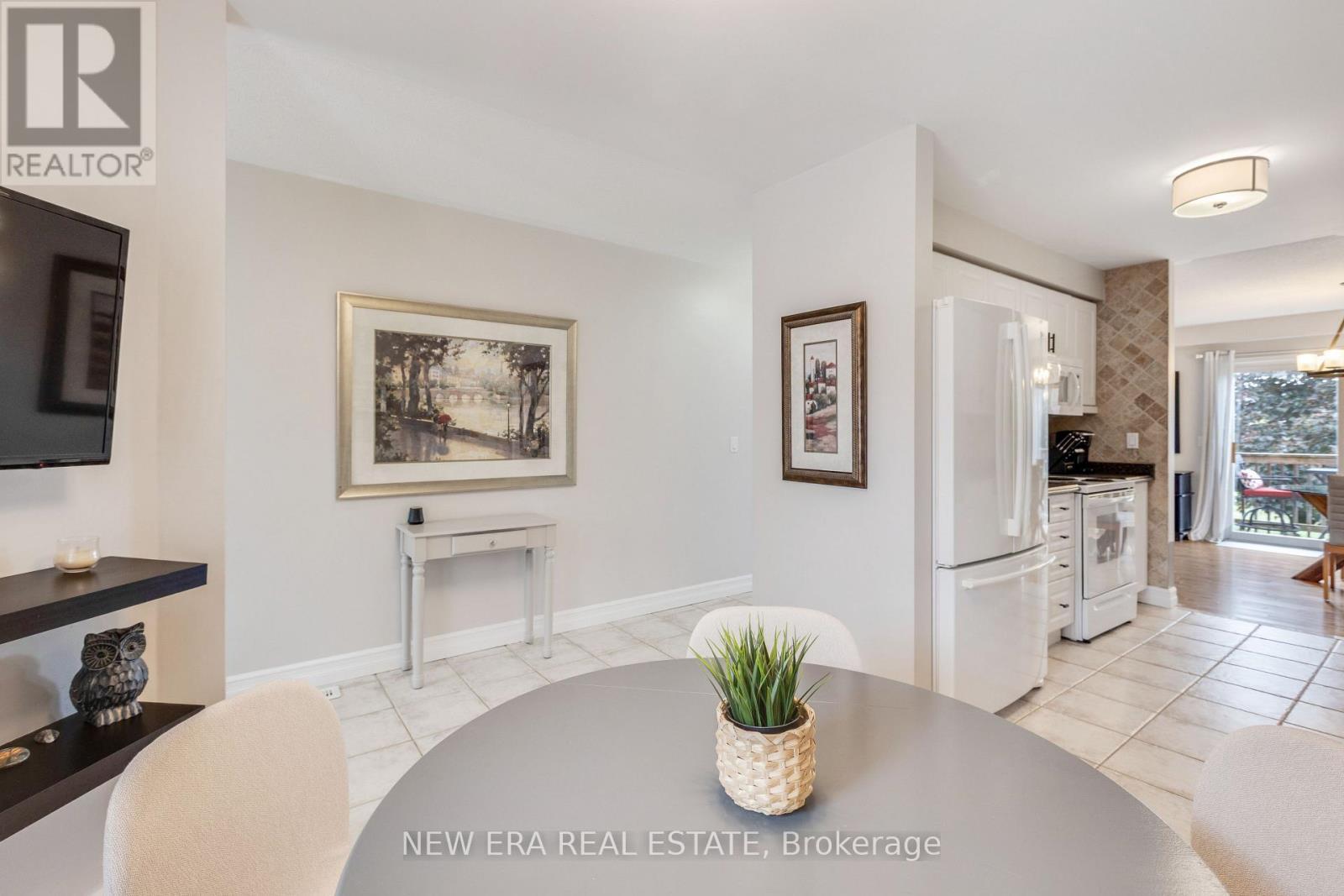 44 Millcliff Circle, Aurora, ON - Indoor Photo Showing Dining Room