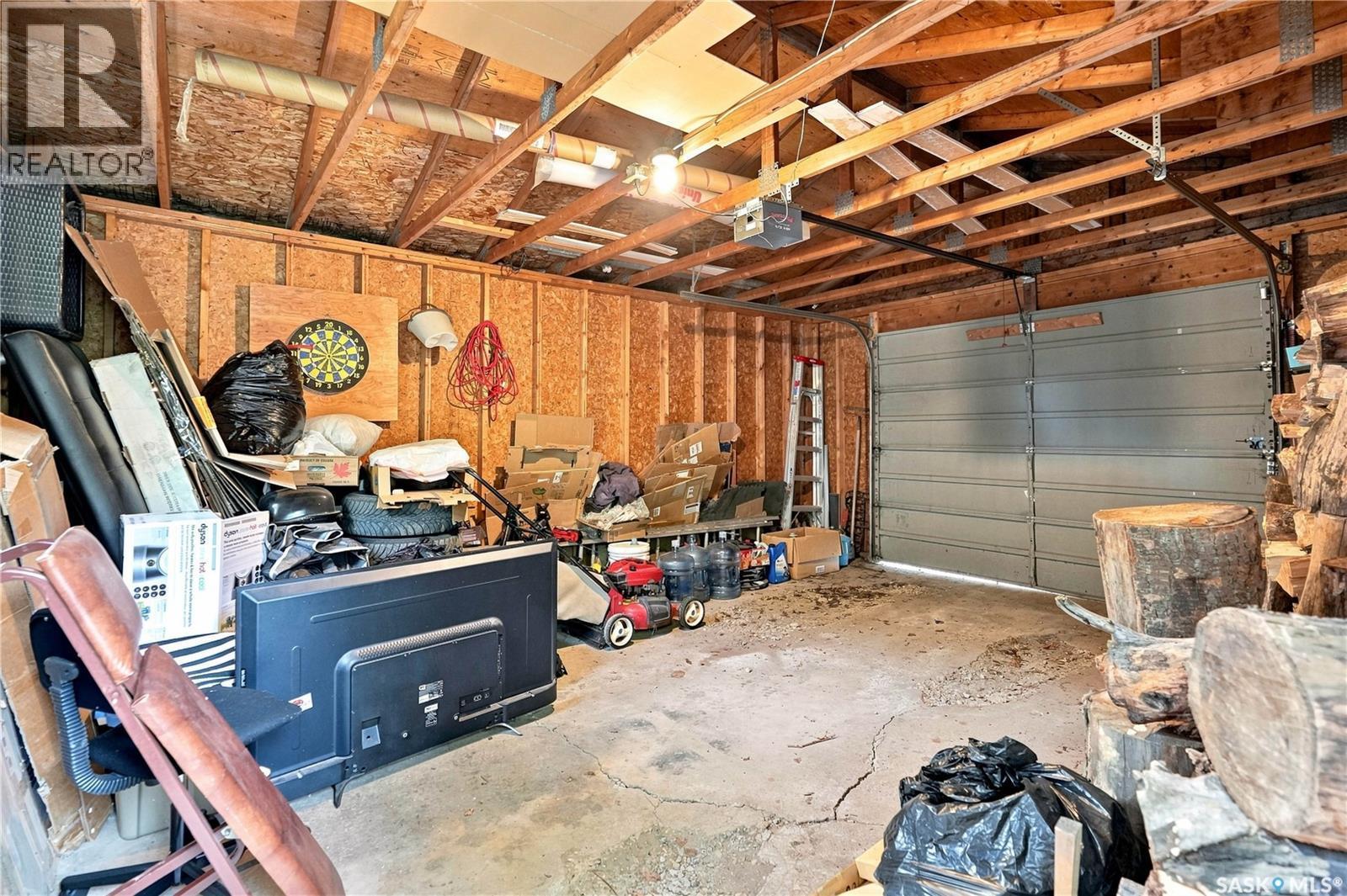 179 Angus Crescent, Regina, SK - Indoor Photo Showing Garage