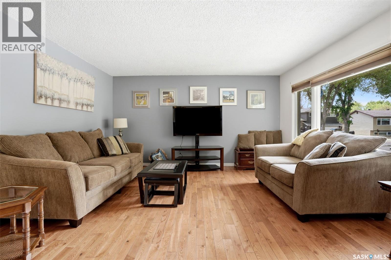 60 Krivel Crescent, Regina, SK - Indoor Photo Showing Living Room