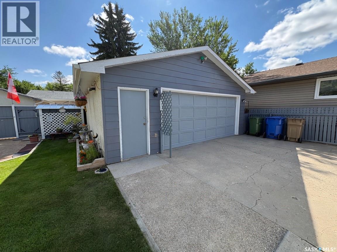 60 Krivel Crescent, Regina, SK - Outdoor With Exterior