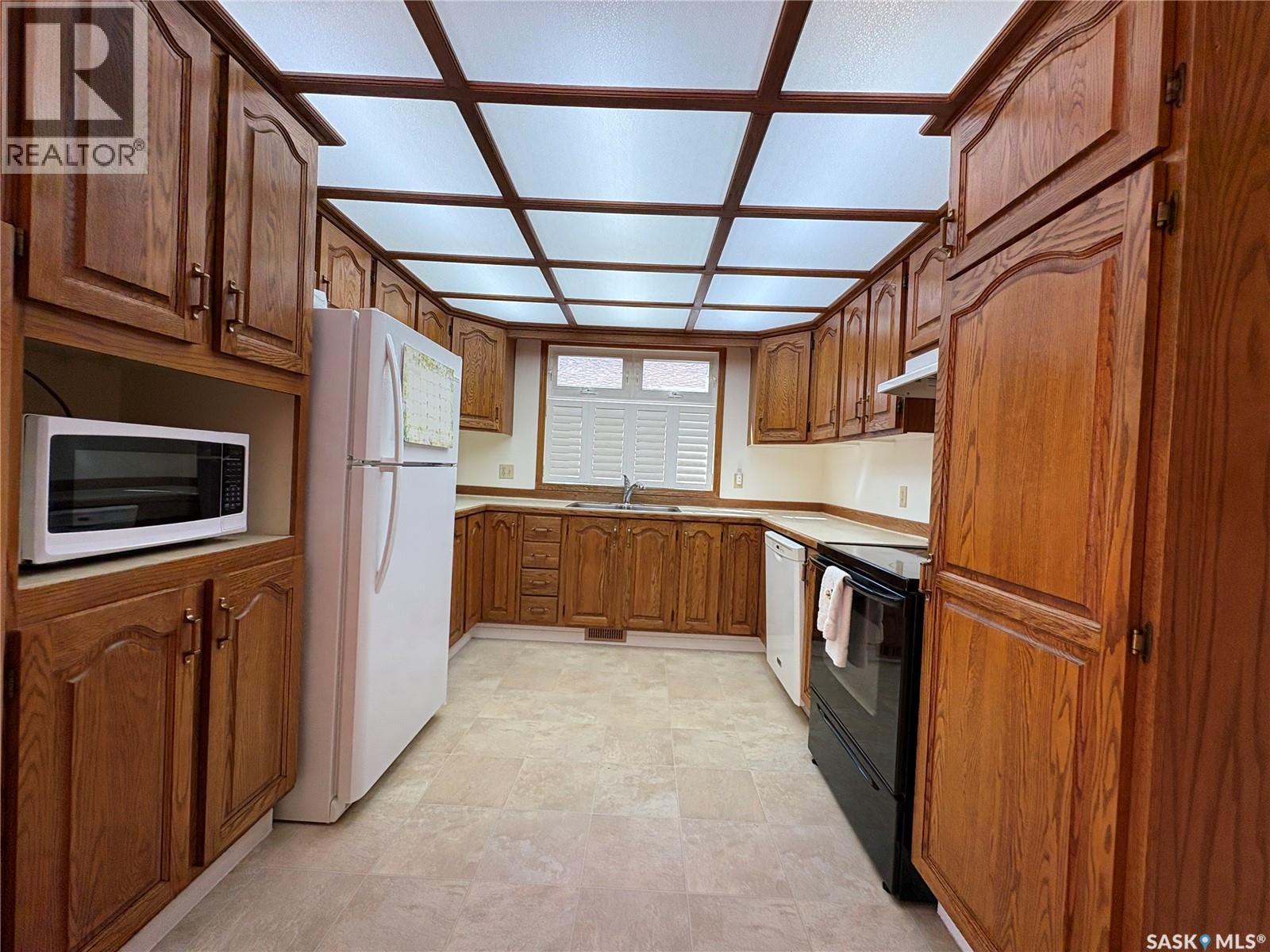 60 Krivel Crescent, Regina, SK - Indoor Photo Showing Kitchen