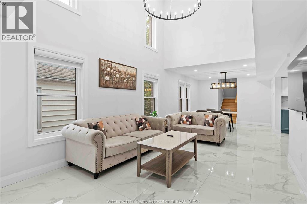 1019 Glidden, Windsor, ON - Indoor Photo Showing Living Room