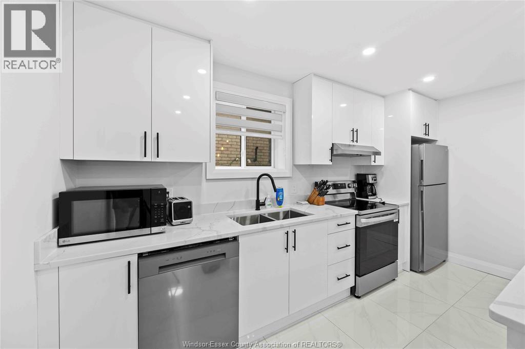 1019 Glidden, Windsor, ON - Indoor Photo Showing Kitchen With Double Sink