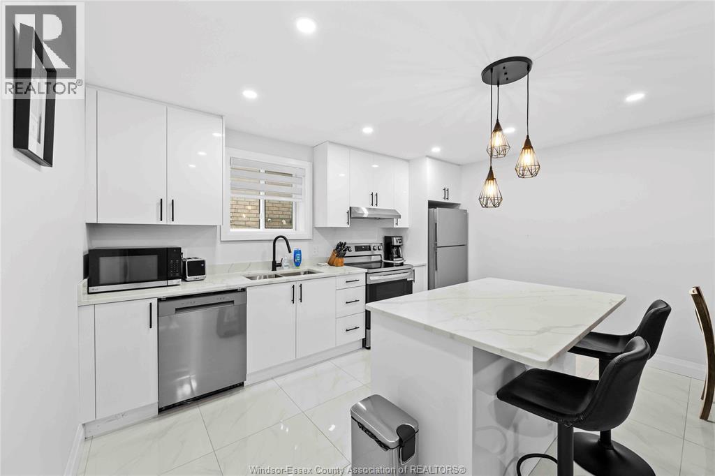 1019 Glidden, Windsor, ON - Indoor Photo Showing Kitchen With Double Sink