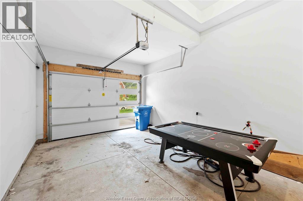 1019 Glidden, Windsor, ON - Indoor Photo Showing Garage