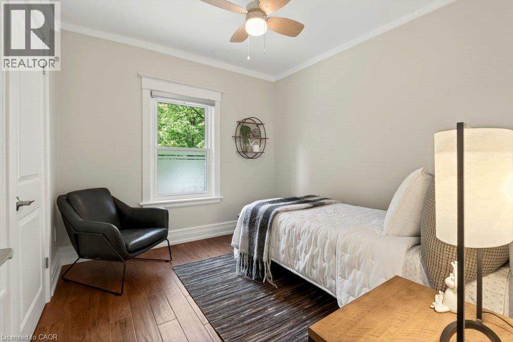 99 Hillcrest Avenue, Hamilton, ON - Indoor Photo Showing Bedroom