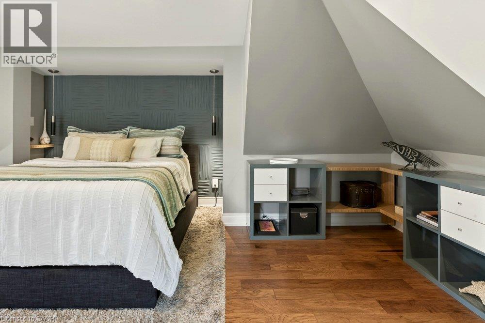 99 Hillcrest Avenue, Hamilton, ON - Indoor Photo Showing Bedroom