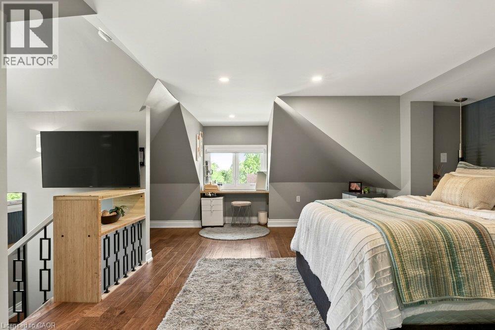 99 Hillcrest Avenue, Hamilton, ON - Indoor Photo Showing Bedroom