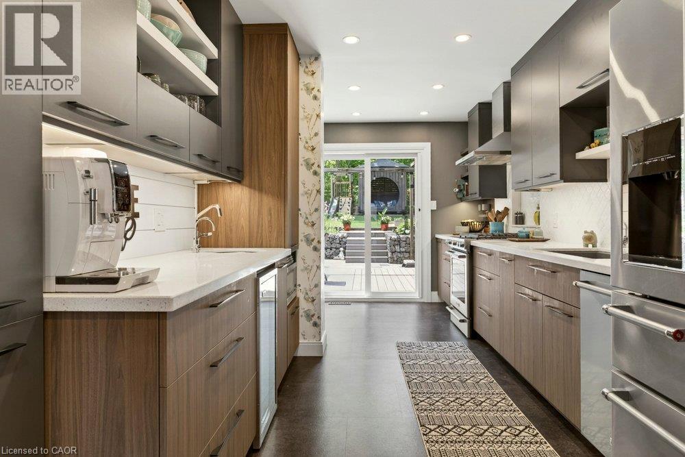 99 Hillcrest Avenue, Hamilton, ON - Indoor Photo Showing Kitchen With Upgraded Kitchen
