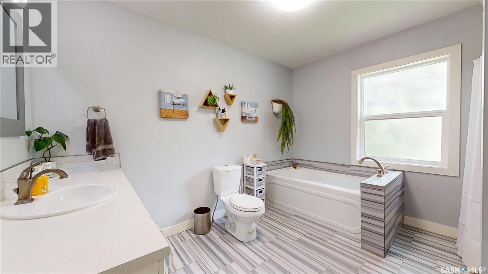3231 Hill Avenue, Regina, SK - Indoor Photo Showing Bathroom