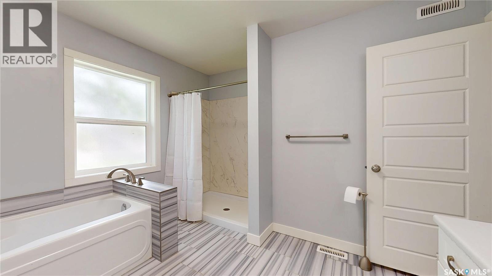 3231 Hill Avenue, Regina, SK - Indoor Photo Showing Bathroom