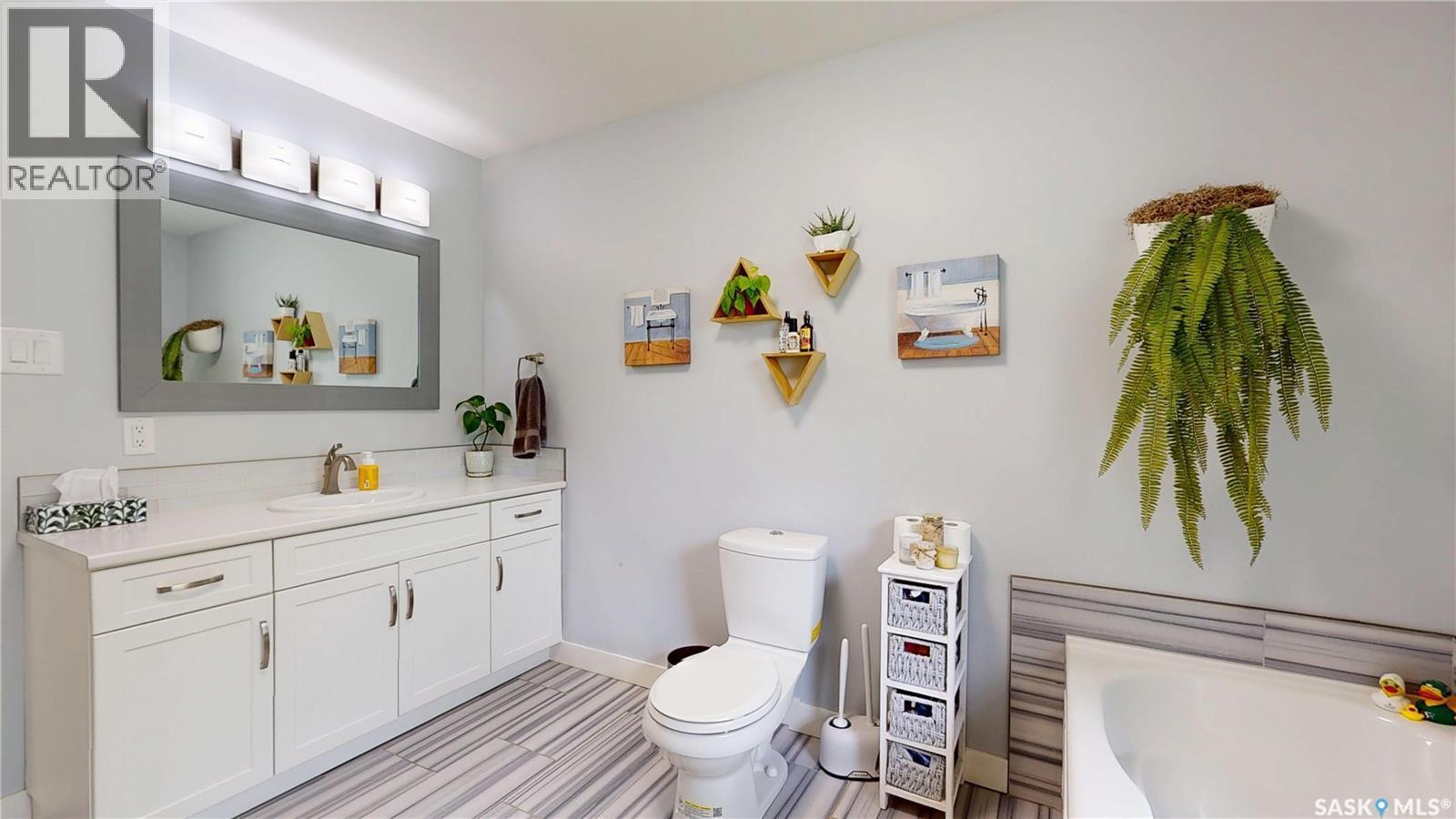 3231 Hill Avenue, Regina, SK - Indoor Photo Showing Bathroom